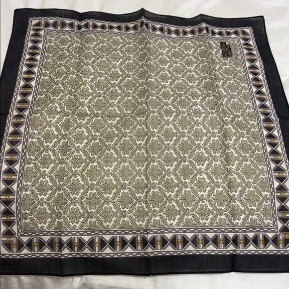 New🌸Gucci Paolo Black and Cream handkerchief 17.5”W x17.5” Made in Italy - Picture 6 of 6